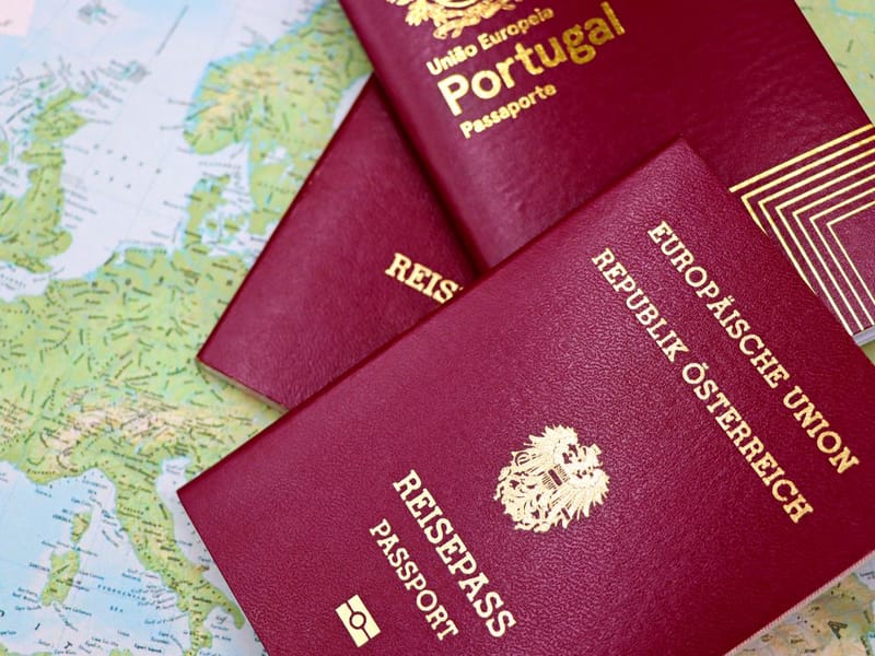 Dos pasaportes europeos sobre un mapa