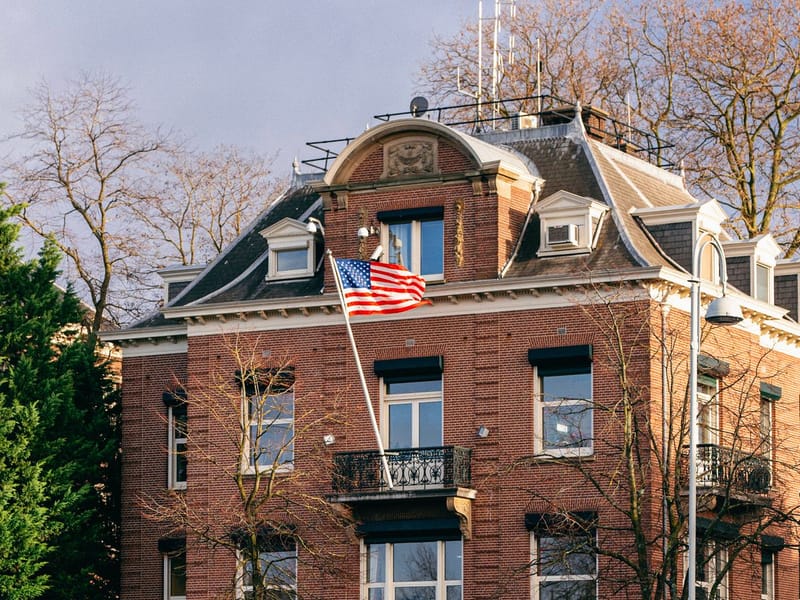 Fachada de una sede consular con su bandera